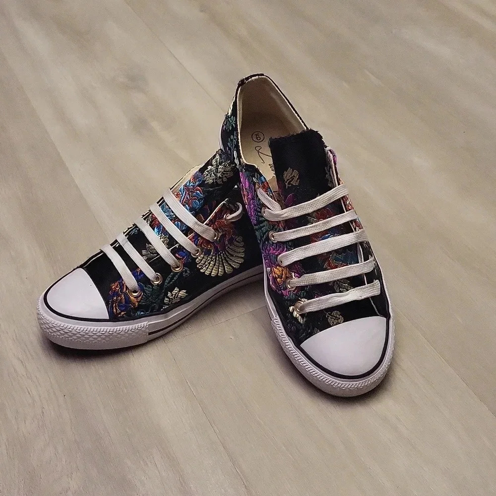 Lantina Womens Size 9 Floral Embroidered Canvas Low Top Black White Sneakers‎